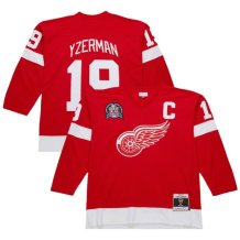 Detroit Red Wings - Steve Yzerman 1996-97 Premium Power Play NHL Dres
